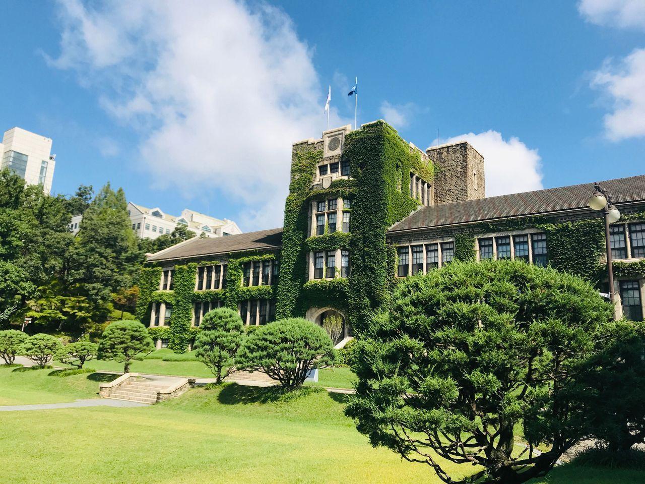 延禧馆前的灌木迷宫，是延世大学的标志性景观之一。